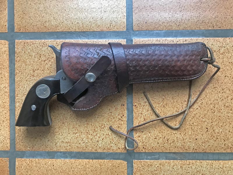 Colt PEACEMAKER de 1897 Calibre 45 Colt - Page 6 NEqoltPD5oZ_Colt-PEACEMAKER-de-1897-avec-Holster-EUBANKS-LEATHER-BIOSE-IDAHO-Recto-800X600